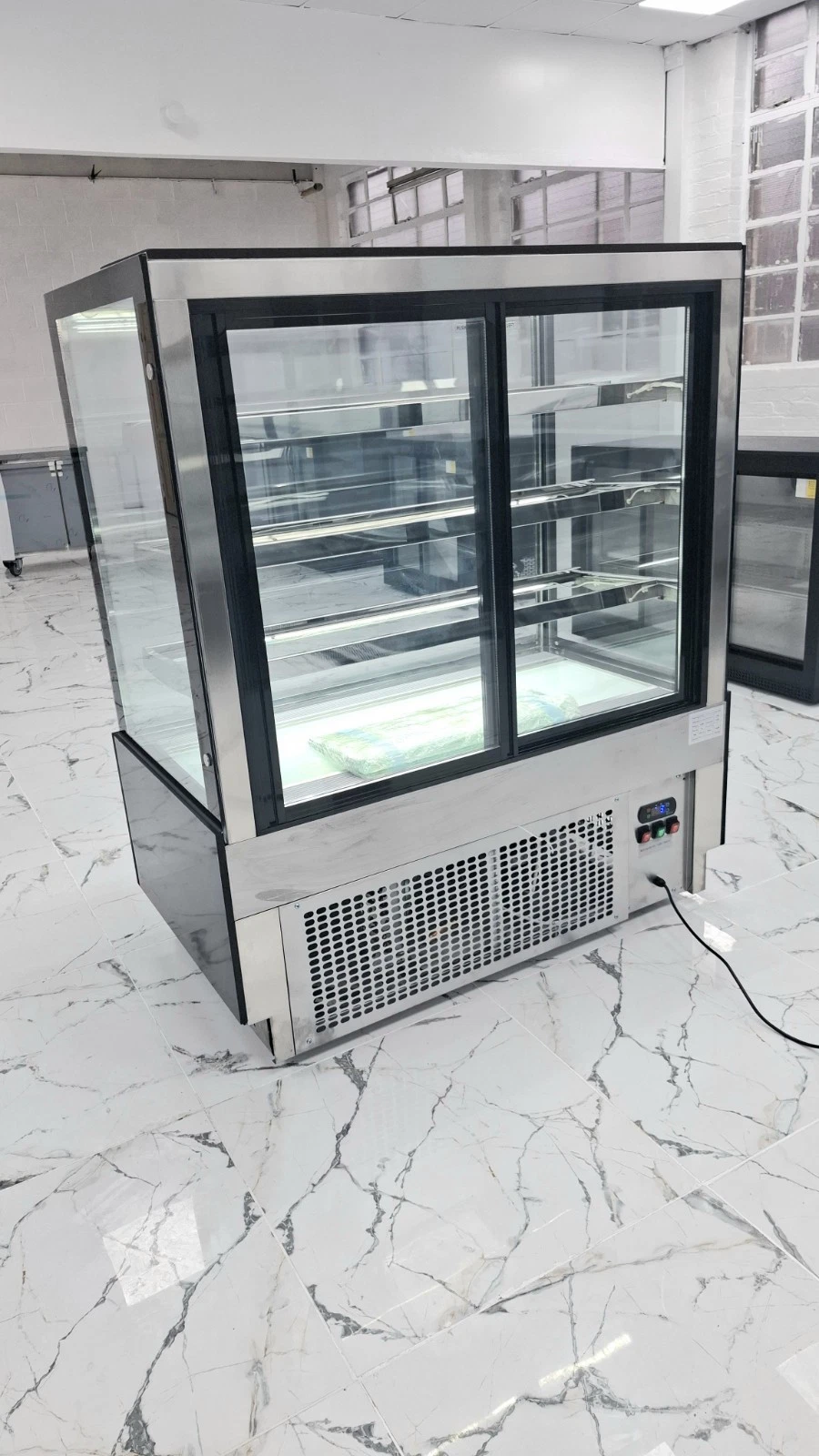 BRAND NEW SLIDING DOORS FRIDGE FOR CAKES, FRUITS,SWEETS, ETC90 CM .3 TIER. - Image 2