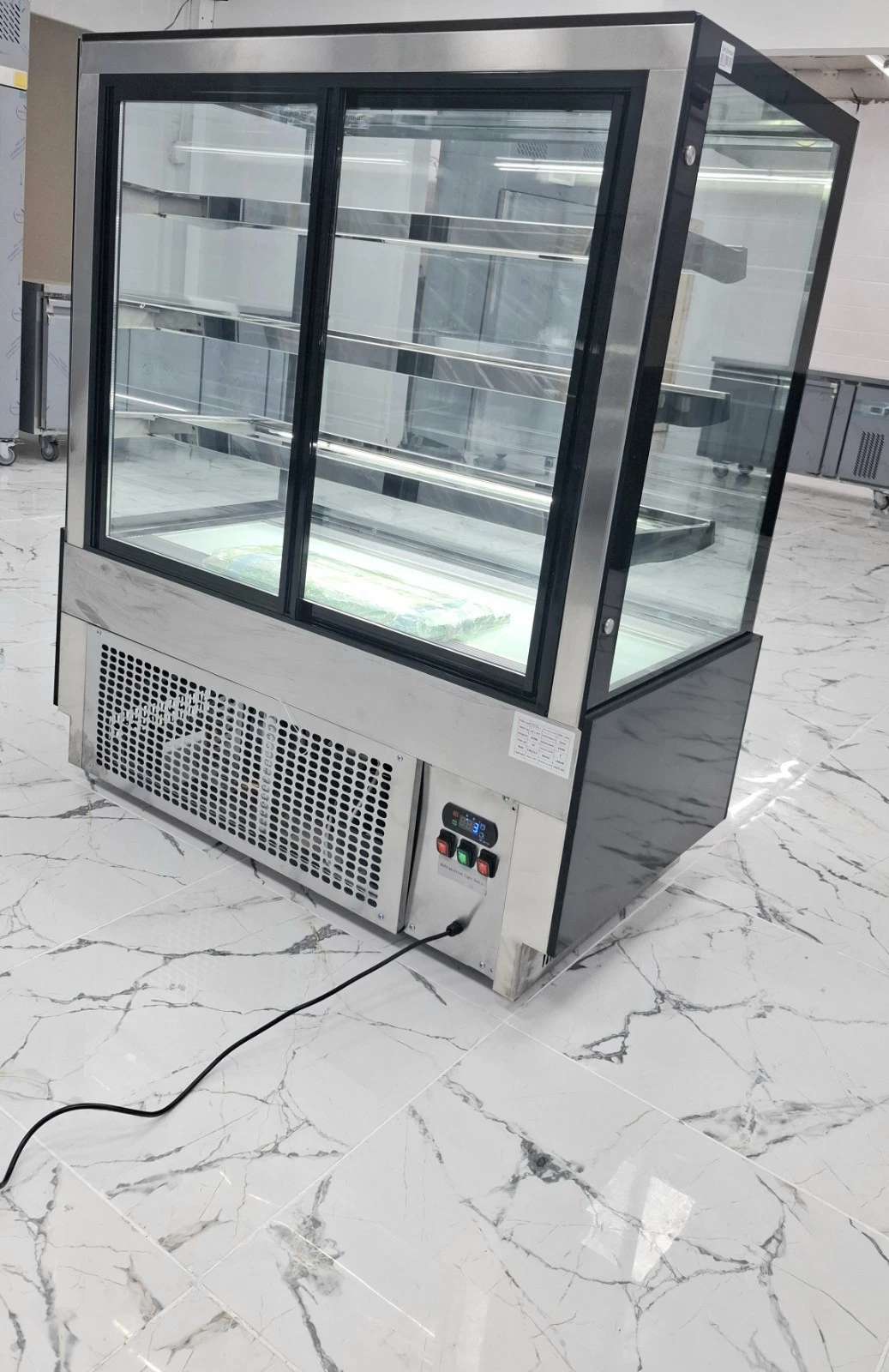 BRAND NEW SLIDING DOORS FRIDGE FOR CAKES, FRUITS,SWEETS, ETC90 CM .3 TIER. - Image 3