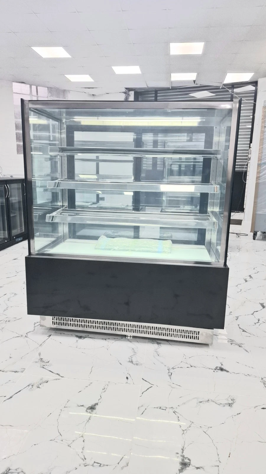 BRAND NEW SLIDING DOORS FRIDGE FOR CAKES, FRUITS,SWEETS, ETC90 CM .3 TIER. - Image 4