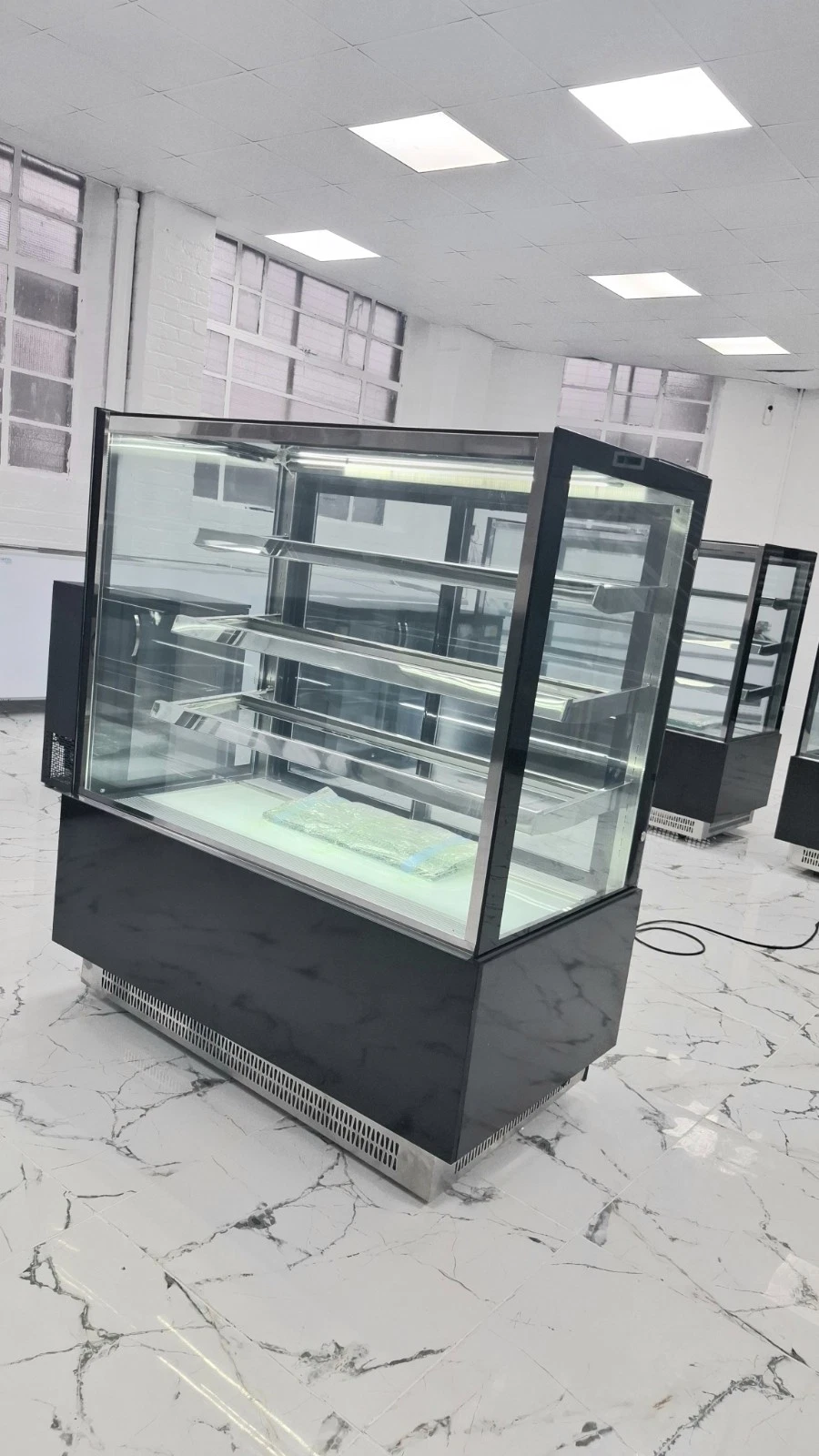 BRAND NEW SLIDING DOORS FRIDGE FOR CAKES, FRUITS,SWEETS, ETC90 CM .3 TIER. - Image 5