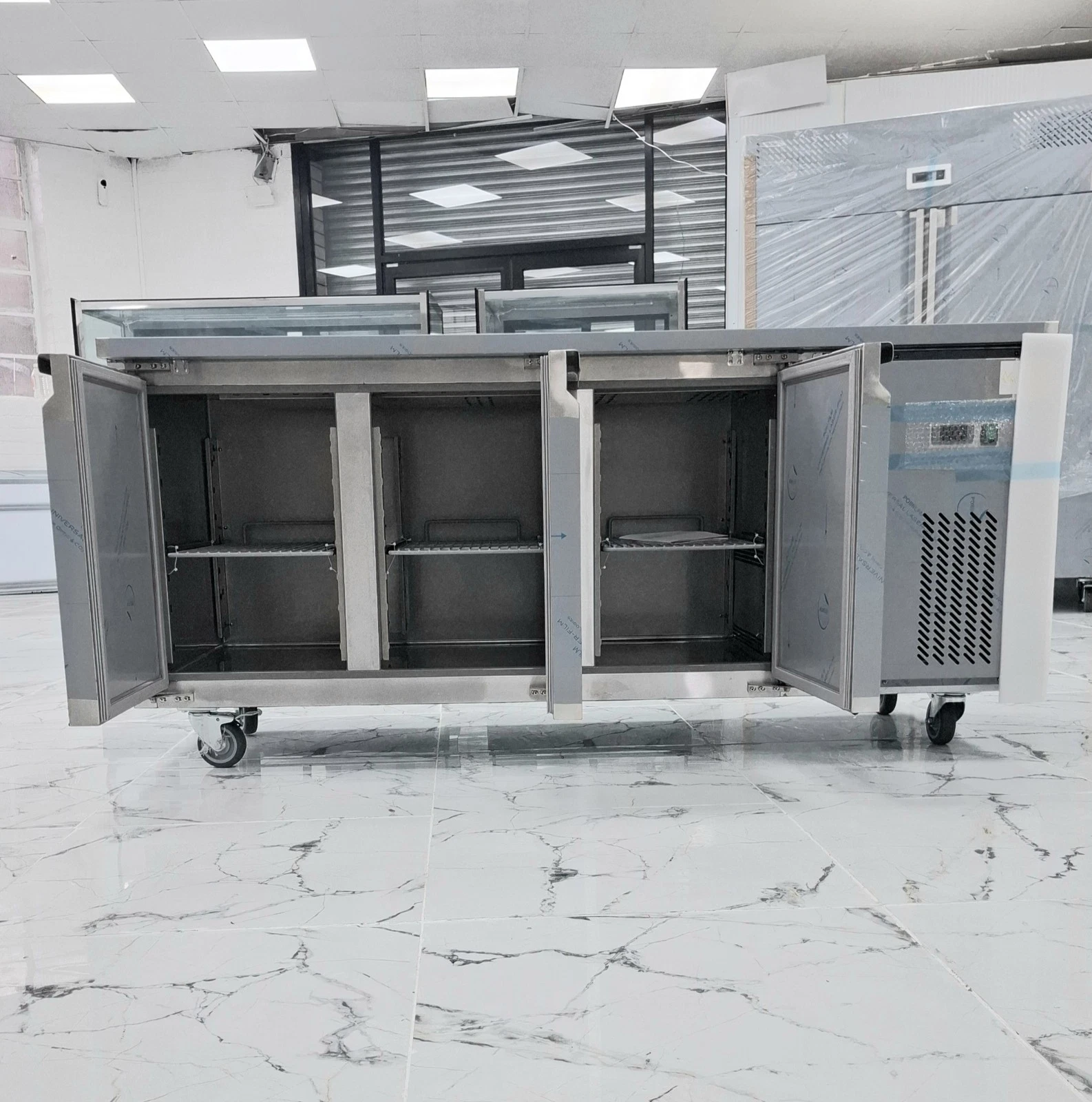 BRAND NEW COMMERCIAL STAINLESS STEEL 3 DOORS PIZZA PREP FRIDGE 1.8 METER - Image 3