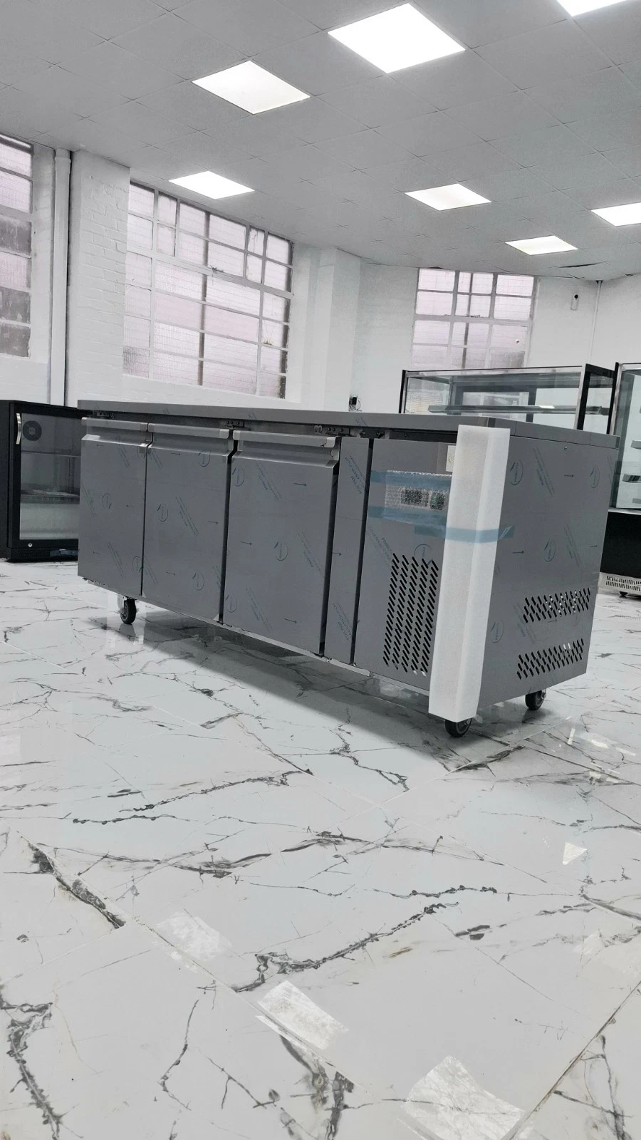 BRAND NEW COMMERCIAL STAINLESS STEEL 3 DOORS PIZZA PREP FRIDGE 1.8 METER - Image 4