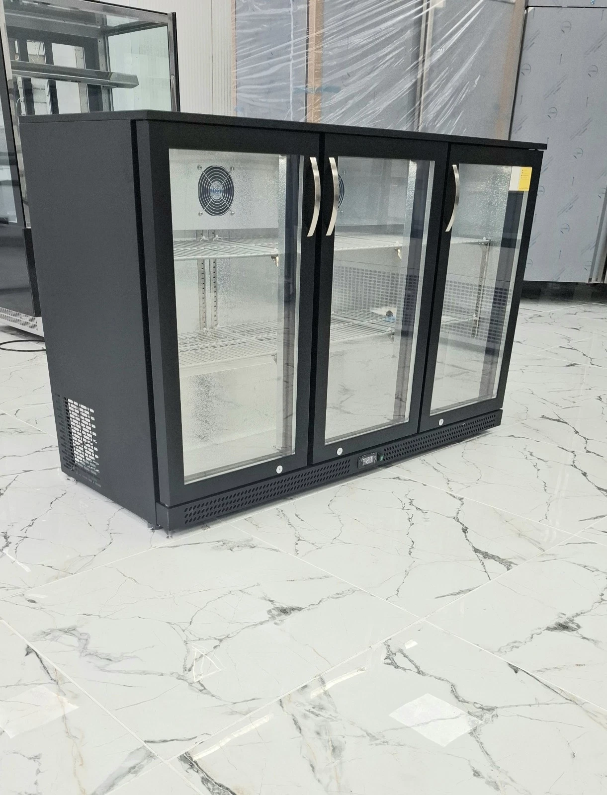 BRAND NEW 3 HINGED DOORS BACK BAR COOLER. SELF CLOSING DOORS.300 LITRES. - Image 2