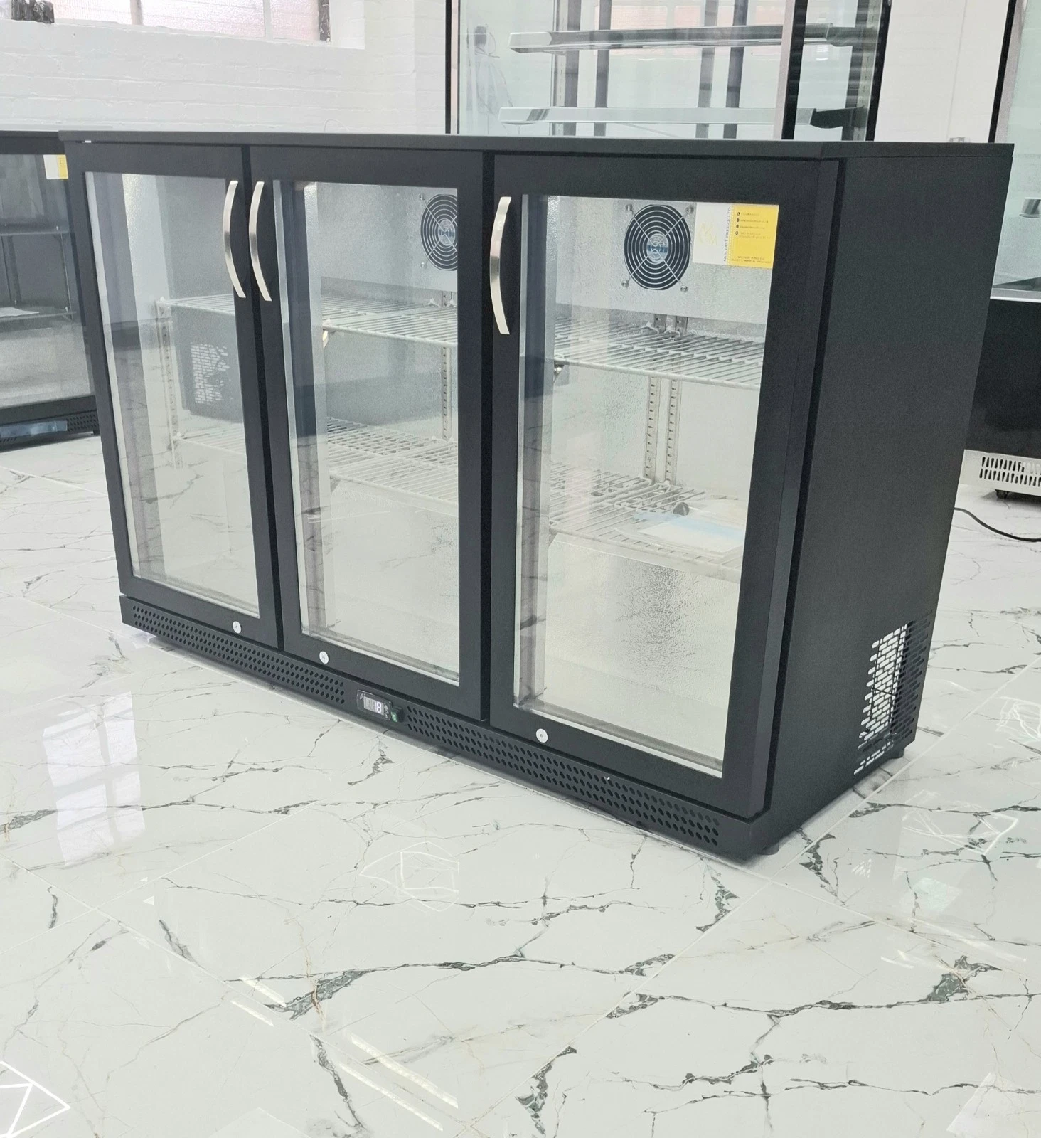 BRAND NEW 3 HINGED DOORS BACK BAR COOLER. SELF CLOSING DOORS.300 LITRES. - Image 3