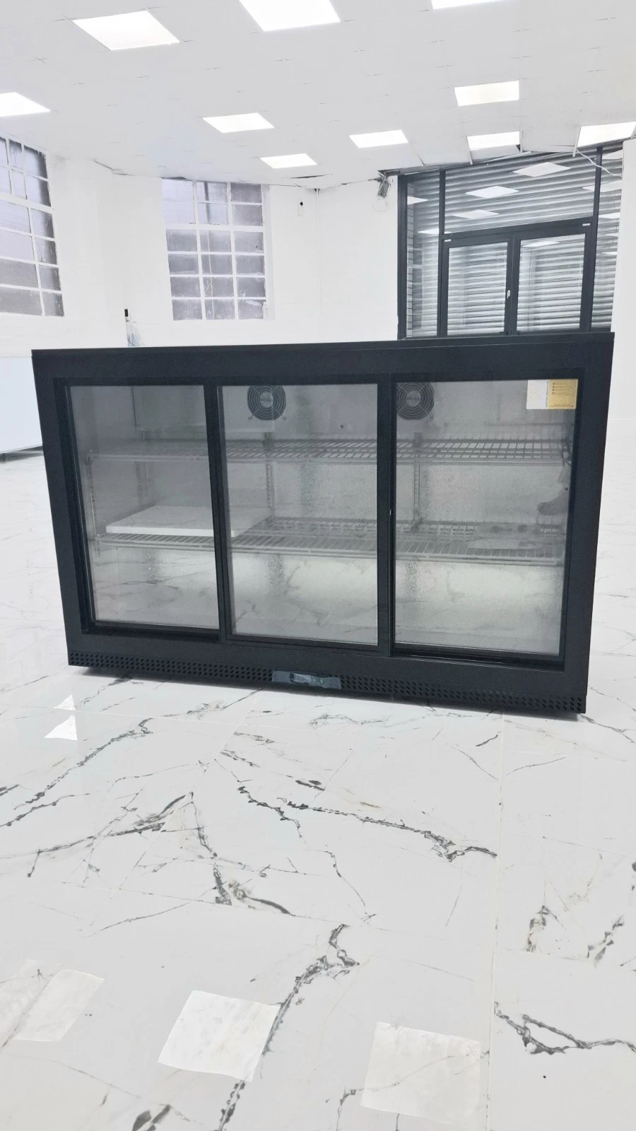 BRAND NEW 3 SLIDING DOORS BACK BAR COOLER. 300 LITRES.
