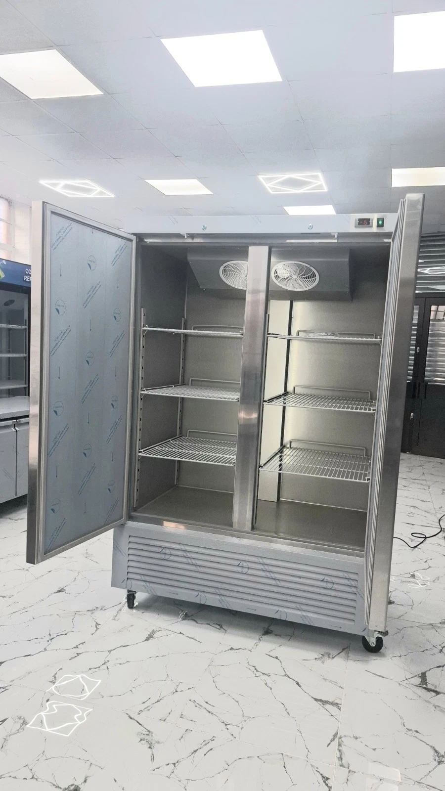 BRAND NEW HEAVY DUTY STAINLESS STEEL DOUBLE DOORS FREEZER. LED LIGHT. - Image 5