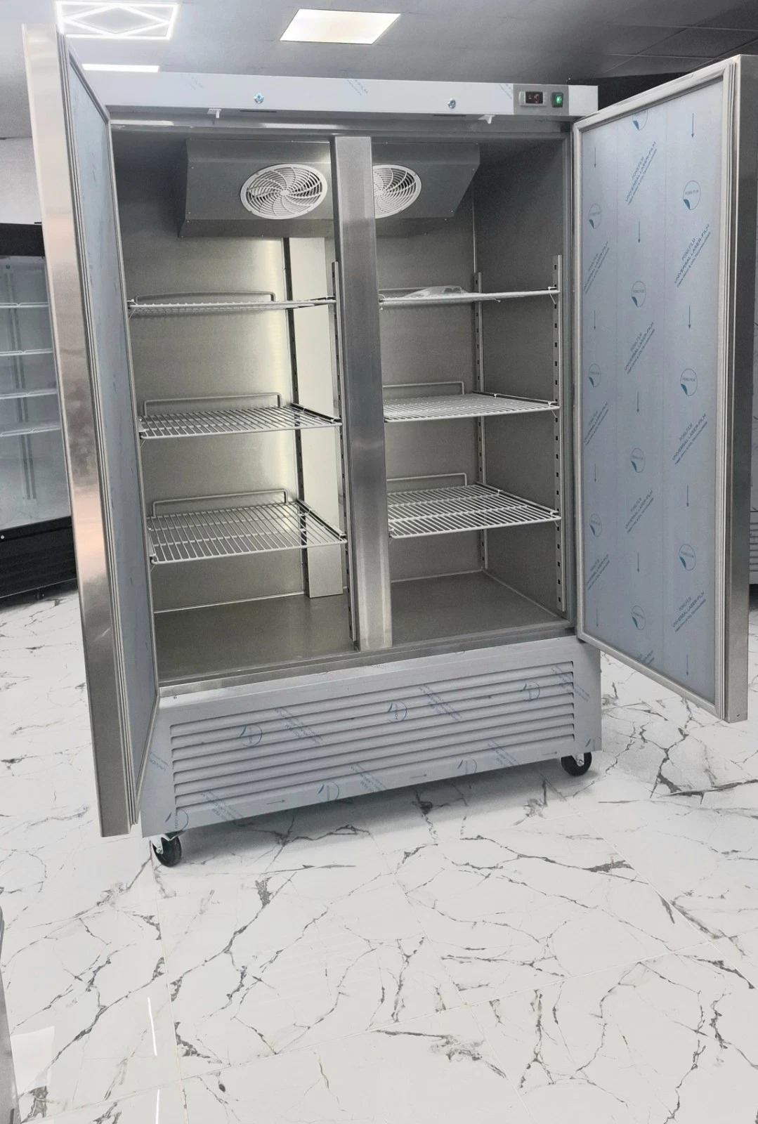 BRAND NEW HEAVY DUTY STAINLESS STEEL DOUBLE DOORS FREEZER. LED LIGHT. - Image 6